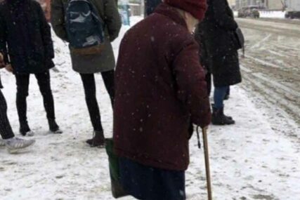 PUNA EMOCIJA Fotografija bake raznježila srpski internet, a kada vidite tlo SHVATIĆETE ZAŠTO