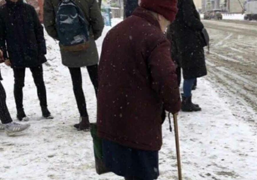 PUNA EMOCIJA Fotografija bake raznježila srpski internet, a kada vidite tlo SHVATIĆETE ZAŠTO