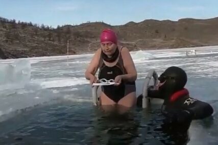 SUPERBAKA Ova 77-godišnjakinja je plivala i ronila u zaleđenom Bajkalskom jezeru (VIDEO)
