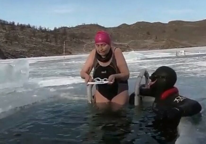 SUPERBAKA Ova 77-godišnjakinja je plivala i ronila u zaleđenom Bajkalskom jezeru (VIDEO)
