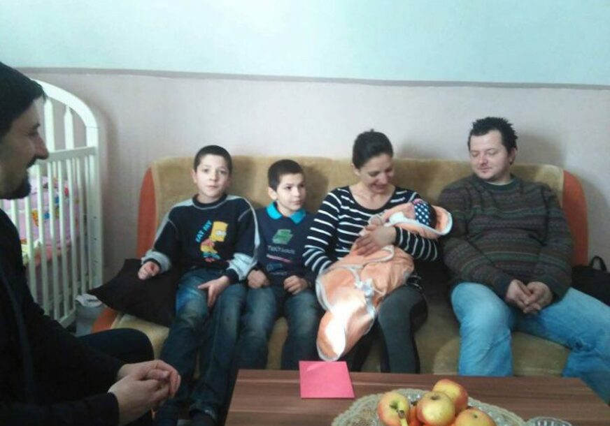ANONIMNI HUMANISTA DARIVAO MALENU METOHIJU Novčani poklon za novorođenče višečlane porodice iz Doboja
