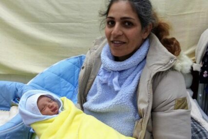 U POTRAZI ZA NOVIM ŽIVOTOM Iranka rodila dijete u prihvatilištu u Bihaću