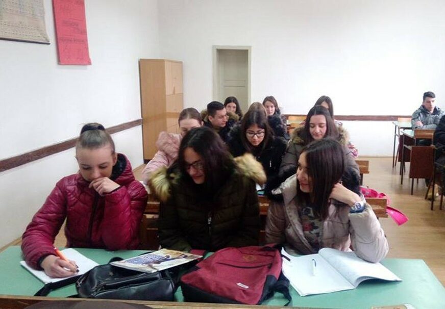 TEMPERATURA TIK IZNAD NULE Bilećki srednjoškolci nastavu prate u BUNDAMA