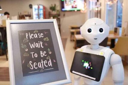 DONOSE HRANU, PLEŠU SA DJECOM U kafiću u Budimpešti roboti uslužuju goste i pričaju viceve