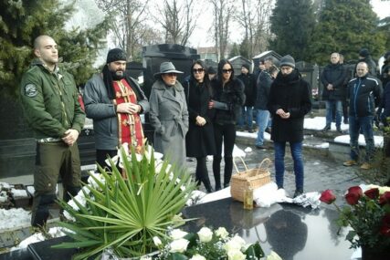 POMEN ZA ARKANA Ceca sa Veljkom i Anastasijom na groblju (FOTO)
