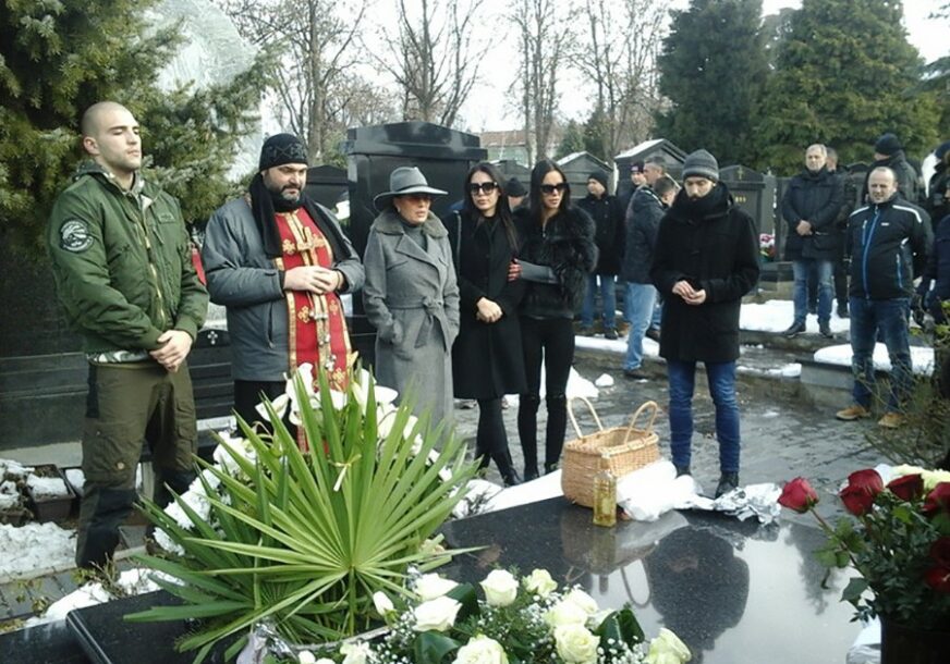 POMEN ZA ARKANA Ceca sa Veljkom i Anastasijom na groblju (FOTO)
