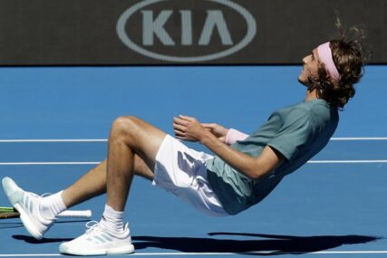Mladi Grk ŽIVI SAN: Izbacio Federera, pa izborio POLUFINALE Australijan opena!