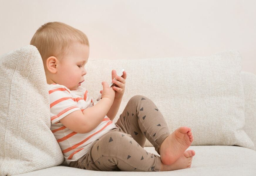 "NAJČEŠĆA METODA ČUVANJA DJECE JE JUTJUB" Tehnologija dosta utiče na odrastanje, a stručnjaci skreću pažnju na ulogu roditelja