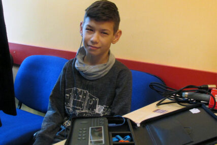 Novac prikupljen u humanitarnoj akciji: Dječak (11) iz Bijeljine dobio slušni aparat
