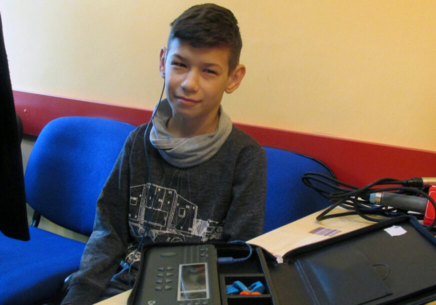 Novac prikupljen u humanitarnoj akciji: Dječak (11) iz Bijeljine dobio slušni aparat