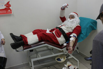 ISPOŠTOVALA SE TRADICIJA Djed Mraz prvi davalac krvi u Trebinju u 2019. godini
