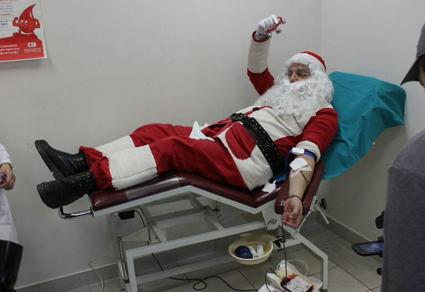 ISPOŠTOVALA SE TRADICIJA Djed Mraz prvi davalac krvi u Trebinju u 2019. godini