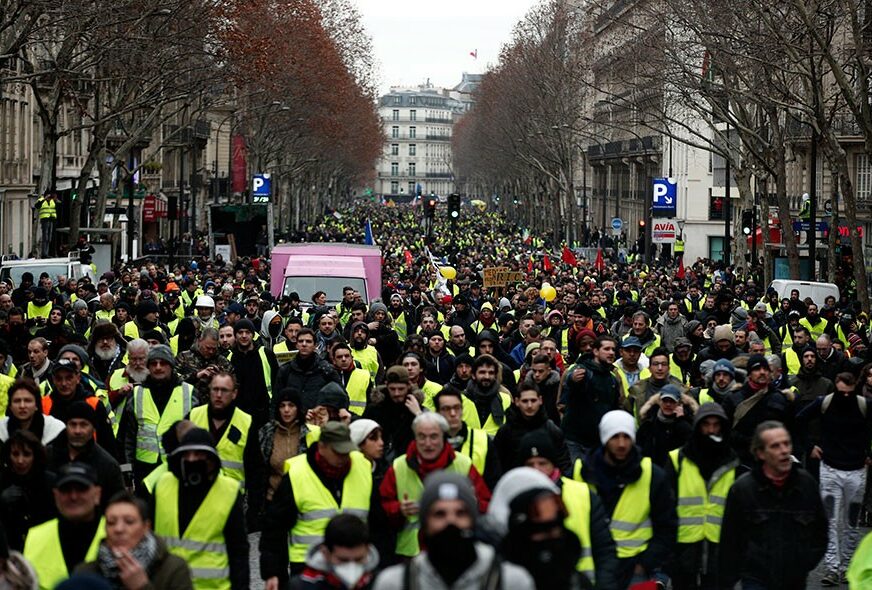 “ŽUTI PRSLUCI” NA ULICAMA PARIZA  Više hiljada demonstranata u centru francuske prestonice, uhapšene 24 osobe