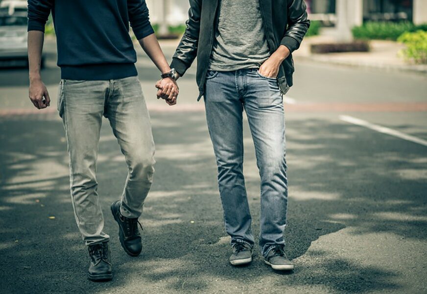 MILI MOJI, PRIHVATILI SU ME! Mladić iz Srbije rekao roditeljima da je gej i njihova reakcija je SRUŠILA INTERNET
