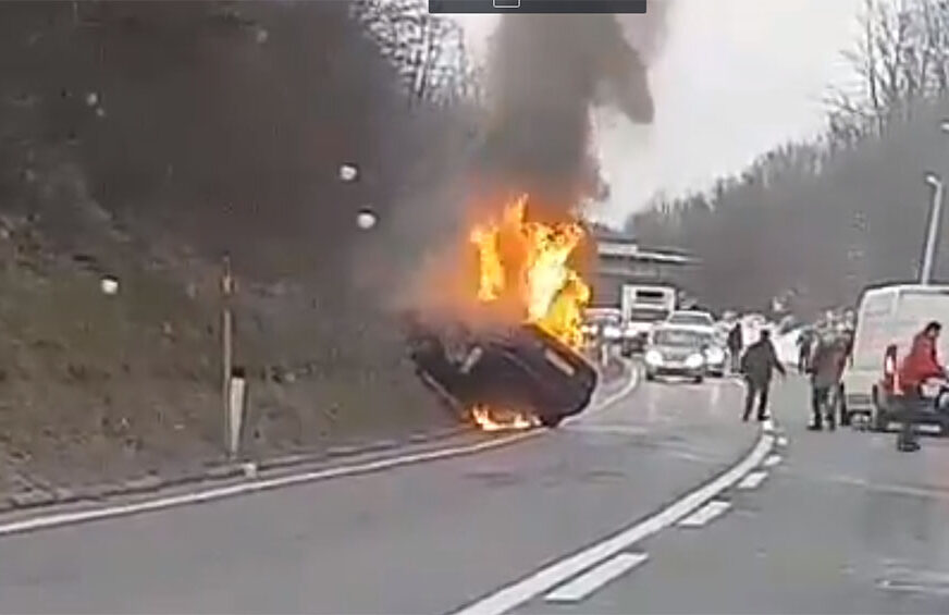 TRAGEDIJA KOD BANJALUKE Automobil u vožnji potpuno izgorio, vozač se NIJE USPIO SPASITI (FOTO, VIDEO)