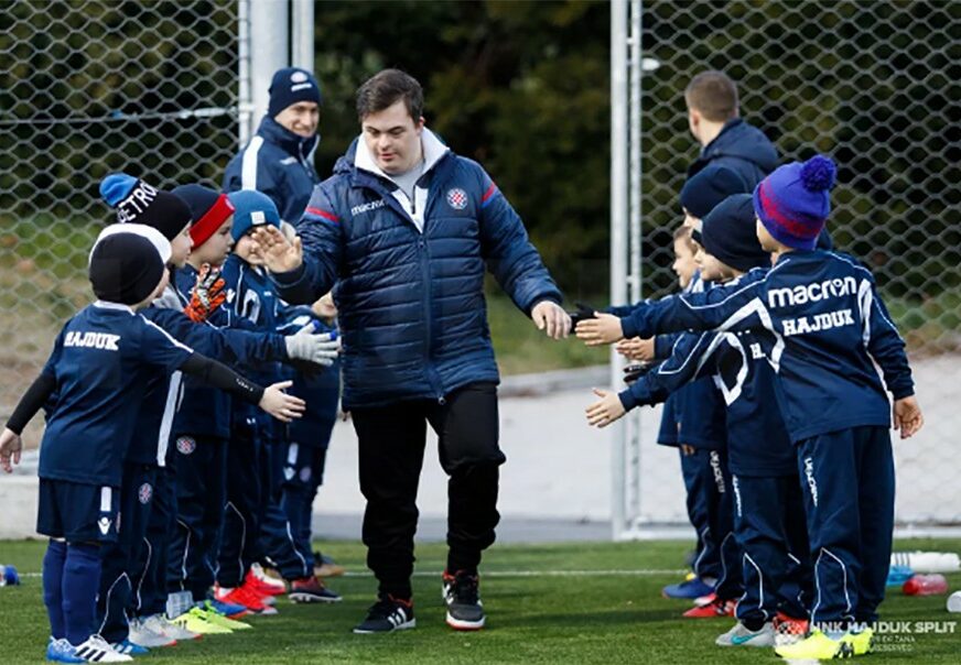 "NAJSREĆNIJI SAM NA SVIJETU" Hajduk zaposlio mladića sa Daunovim sindromom, koji je jedva čekao prvi zadatak