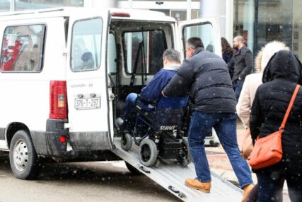 Osobe sa invaliditetom traže bolje uslove prevoza u Banjaluci: Dnevne obaveze lakše uz pet taksi vozila
