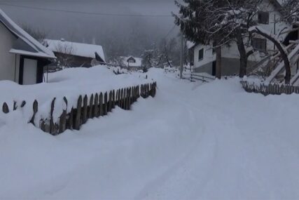 HAOS U KLADNJU Zbog nanosa snijega građani ostali bez struje i telefonskih veza, na putevima KOLAPS (VIDEO)