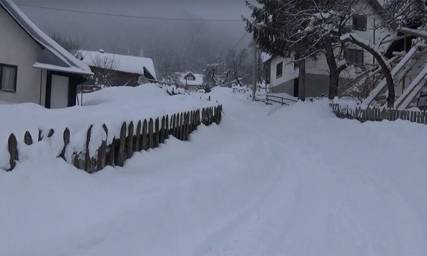 HAOS U KLADNJU Zbog nanosa snijega građani ostali bez struje i telefonskih veza, na putevima KOLAPS (VIDEO)