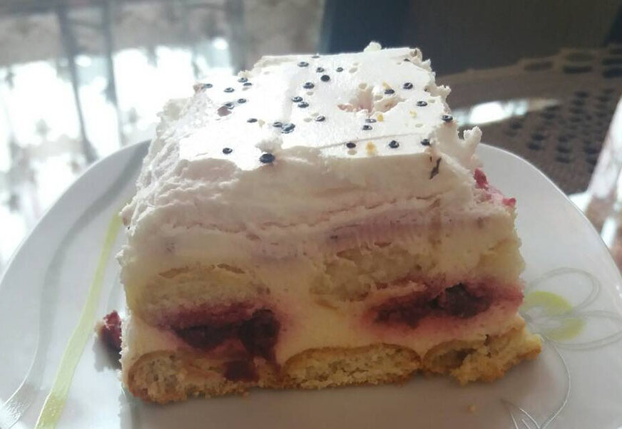 LEDENO SLADAK Kolač s višnjama topi se u ustima i OSVAJA VAŠE SIMPATIJE