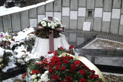 POSLJEDNJI POZDRAV Sahranjen Marko Nikolić, bijelo cvijeće prekrilo njegov grob, Bjelogrlić, Dačić i Karadžić u suzama (FOTO)