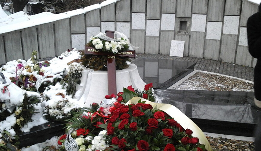 POSLJEDNJI POZDRAV Sahranjen Marko Nikolić, bijelo cvijeće prekrilo njegov grob, Bjelogrlić, Dačić i Karadžić u suzama (FOTO)