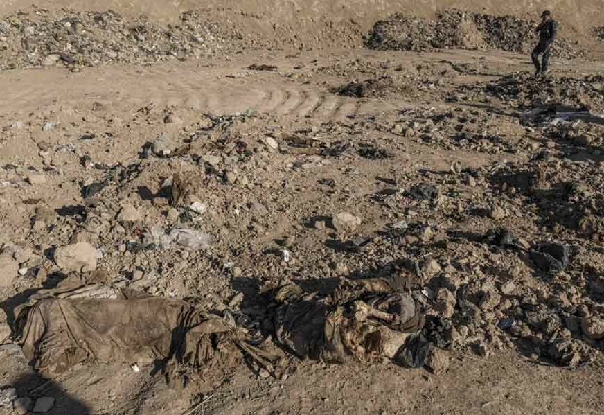NAKON TRI DANA ETNIČKOG KRVOPROLIĆA Pronađeno najmanje 15 masovnih grobnica
