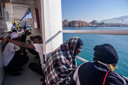NIJEDNA ZEMLJA NEĆE DA IH PRIMI Brod s migrantima traži luku u koju će pristati