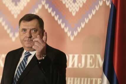 Dodik: Umjesto da se zahvali Srbiji, Izetbegović se drznuo da prekraja njene granice