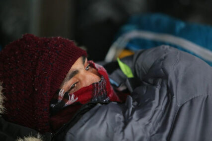 Red za hranu sve duži, spavaju POD OTVORENIM NEBOM: Snijeg otežao život migrantima u Tuzli