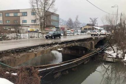OPASNOST NA PUTU Srušio se dio mosta u Sarajevu, RUPA pored DODATNO ZABRINJAVA