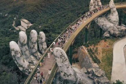 ELEGANTAN DIZAJN Fascinantan most u Vijetnamu drže DIVOVSKE KAMENE RUKE