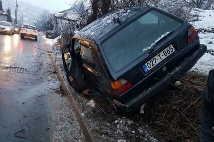 SLETIO S PUTA, UDARIO U STABLO Jedna osoba povrijeđena u saobraćajnoj nesreći u Sarajevu