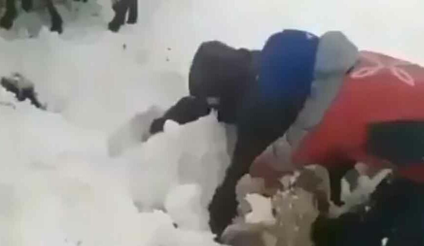 NANOSI PREKO METAR Snijeg potpuno zatrpao OVCE, mještani se ujedinili u AKCIJI SPASAVANJA (VIDEO)