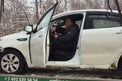 RUS NIJE DOZVOLIO DA MU "PAUK" ODNESE AUTO Skočio s kamiona šlep-službe i pobjegao (VIDEO)