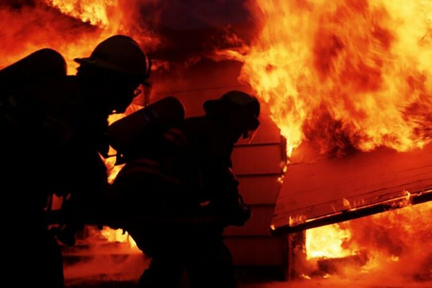 POSVAĐAO SE SA ŽENOM, PA ZAPALIO KUĆU U gašenju požara u Sarajevu povrijeđen vatrogasac