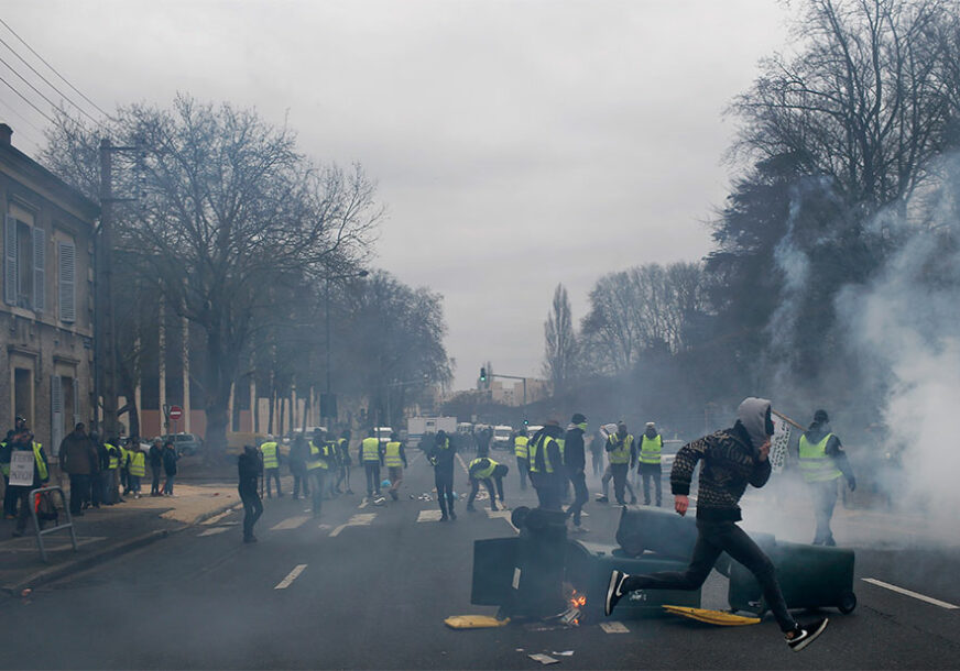 HAOAS U PARIZU Sukobi na protestu "Žutih prsluka", bacano KAMENJE I SUZAVAC (FOTO, VIDEO)