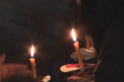 “NE ODLAZIMO, OSTAJEMO DO KRAJA” Građani zapalili svijeće za Davida Dragičevića ispred hrama u Banjaluci