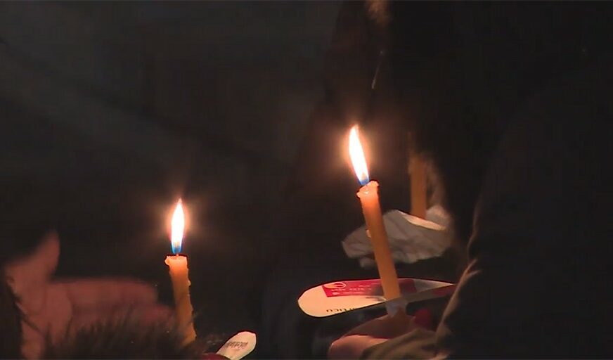 “NE ODLAZIMO, OSTAJEMO DO KRAJA” Građani zapalili svijeće za Davida Dragičevića ispred hrama u Banjaluci