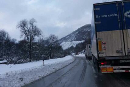 Kamiondžije od zime BOLI GLAVA: Snijeg OBUSTAVIO saobraćaj na OVOJ DIONICI (VIDEO)