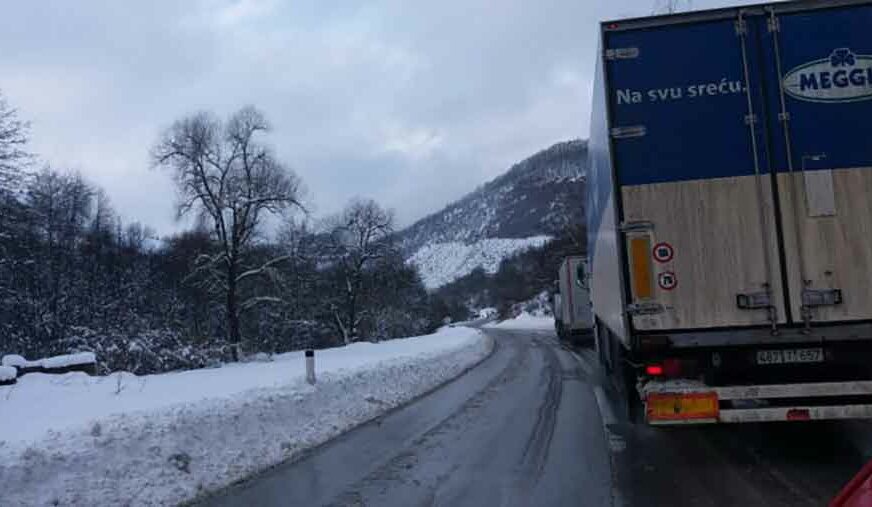 Kamiondžije od zime BOLI GLAVA: Snijeg OBUSTAVIO saobraćaj na OVOJ DIONICI (VIDEO)