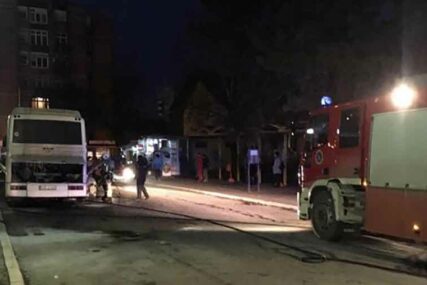 JUTRO POČELO S POŽAROM Vatrogasci u Prijedoru GASILI VATRU na autobusu (FOTO)
