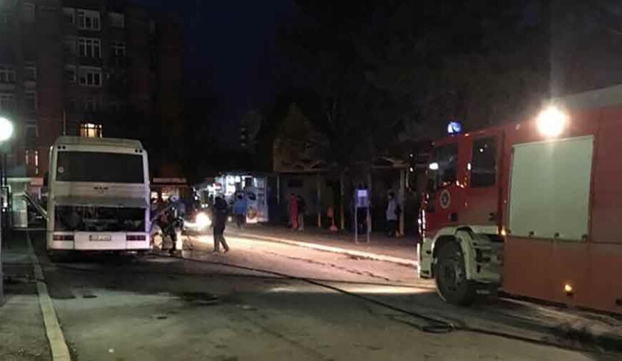JUTRO POČELO S POŽAROM Vatrogasci u Prijedoru GASILI VATRU na autobusu (FOTO)