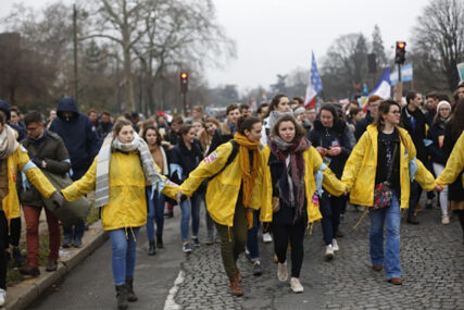 NOVE DEMONSTRACIJE U PARIZU Hiljade ljudi protestvovalo protiv abortusa i vještačke oplodnje lezbejskih parova