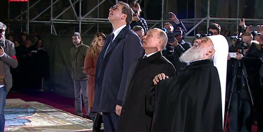MIMO PROTOKOLA Putin izašao iz kolone i pozdravio građane (VIDEO)