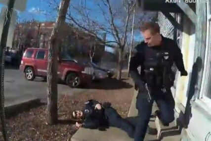 ŠOK TOKOM PRETRESA Policajac slučajno ranio koleginicu (VIDEO)