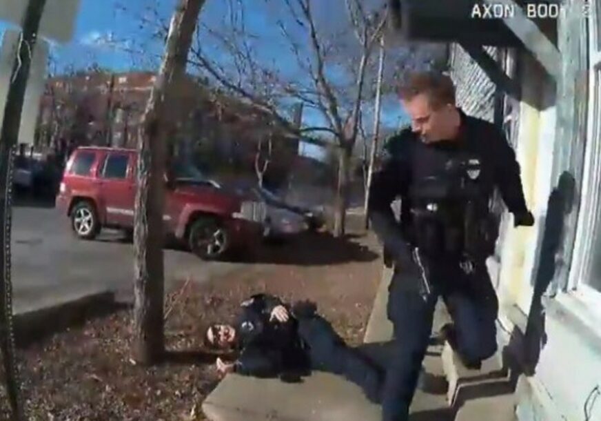 ŠOK TOKOM PRETRESA Policajac slučajno ranio koleginicu (VIDEO)