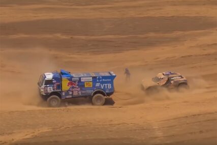 UŽAS NA RELIJU "DAKAR" Kamion pregazio gledaoca, vozač suspendovan (UZNEMIRUJUĆI VIDEO)