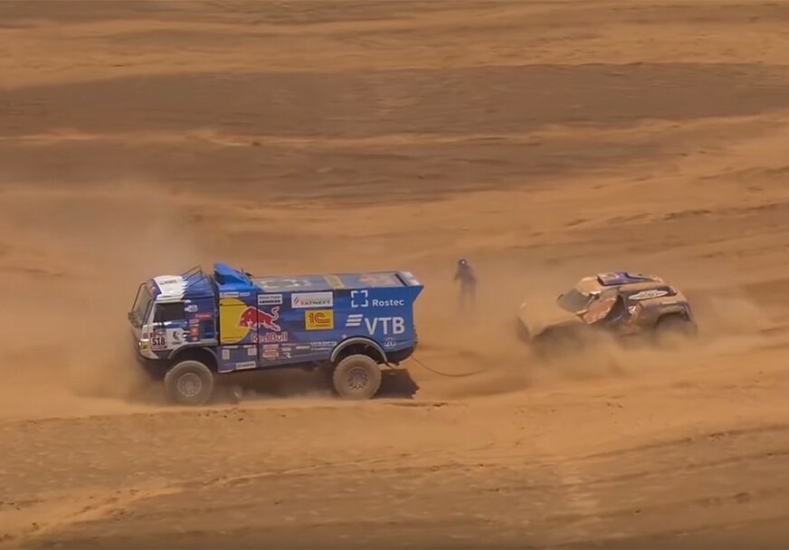 UŽAS NA RELIJU "DAKAR" Kamion pregazio gledaoca, vozač suspendovan (UZNEMIRUJUĆI VIDEO)