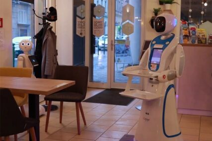 DONOSE HRANU I PIĆE, PRIČAJU VICEVE Ovako roboti konobari služe u jednom kafiću (VIDEO)